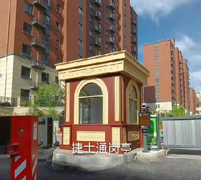 前方什么這么晃眼？哎呦，竟然是新型亮眼的保安亭