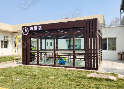 捷士通設(shè)計和生產(chǎn)的吸煙亭適用于工廠內(nèi)部，為員工提供一個方便的吸煙場所